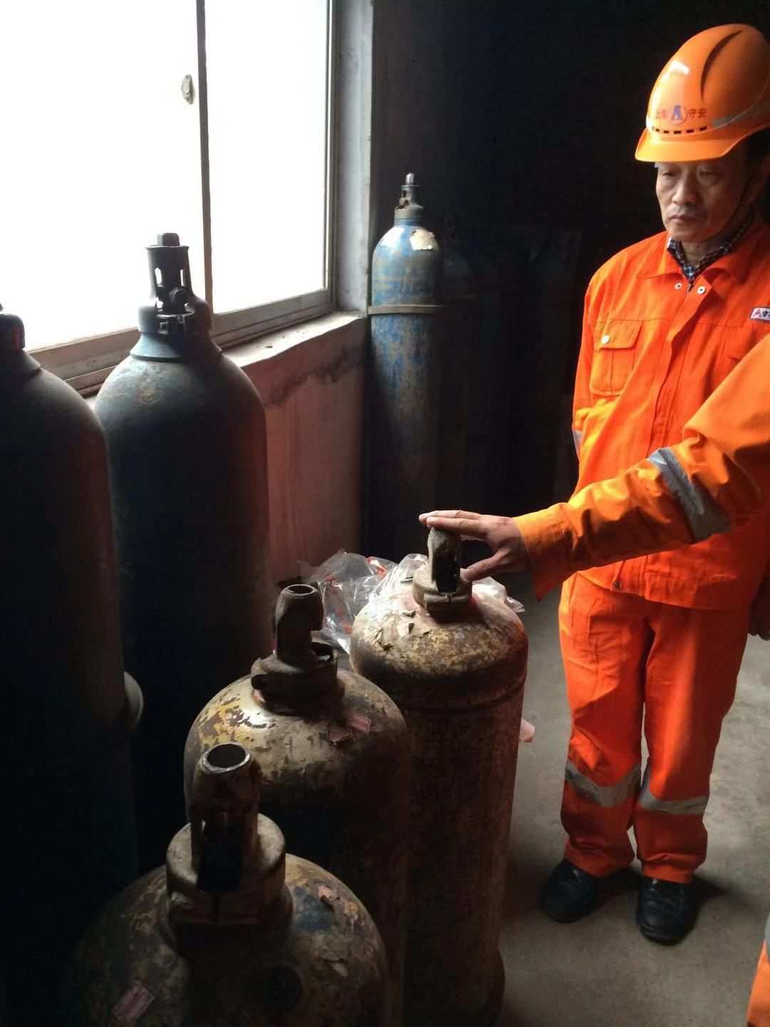 7,一號電爐里面乙炔氣瓶無防傾倒裝置,現場督促已整改
